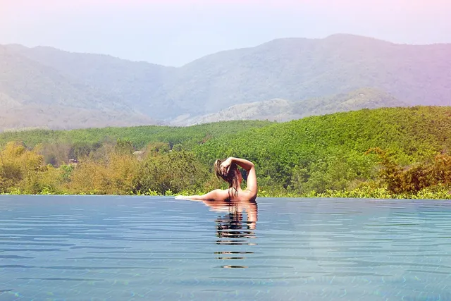 Infinity pool swim up bar - Sheraton Denarau Villas Fiji